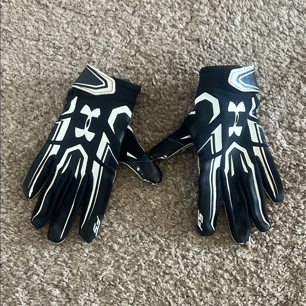 Football - Under Armour Black and White KIDS receiving football gloves